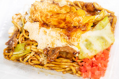 半熟卵の焼きそば,粉もん,小麦粉,ソース,ソウルフード,日本料理,日本食,和食,アツアツ,あつあつ,熱々,ファーストフード,ファストフード,フルサイズ撮影,祭り,夏祭り,屋台,出店,露店,焼きそば,ヤキソバ,やきそば,キャベツ,きゃべつ,豚肉,炒め,麺類,国民食,香ばしい,こってり,コッテリ,半熟卵,紅しょうが,japan