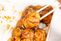 トロトロたこ焼き,たこ焼き,たこやき,タコヤキ,とろとろ,大阪名物,粉もん,小麦粉,青のり,かつお節,ソース,ソウルフード,日本料理,日本食,和食,アツアツ,あつあつ,熱々,たこ,タコ,ファーストフード,ファストフード,フルサイズ撮影,祭り,夏祭り,屋台,出店,露店,割り箸,割りばし,箸,japan