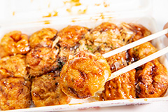 トロトロたこ焼き,たこ焼き,たこやき,タコヤキ,とろとろ,大阪名物,粉もん,小麦粉,青のり,かつお節,ソース,ソウルフード,日本料理,日本食,和食,アツアツ,あつあつ,熱々,たこ,タコ,ファーストフード,ファストフード,フルサイズ撮影,祭り,夏祭り,屋台,出店,露店,割り箸,割りばし,箸,japan