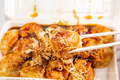 トロトロたこ焼き,たこ焼き,たこやき,タコヤキ,とろとろ,大阪名物,粉もん,小麦粉,青のり,かつお節,ソース,ソウルフード,日本料理,日本食,和食,アツアツ,あつあつ,熱々,たこ,タコ,ファーストフード,ファストフード,フルサイズ撮影,祭り,夏祭り,屋台,出店,露店,割り箸,割りばし,箸,japan