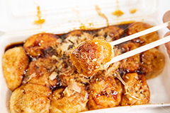 トロトロたこ焼き,たこ焼き,たこやき,タコヤキ,とろとろ,大阪名物,粉もん,小麦粉,青のり,かつお節,ソース,ソウルフード,日本料理,日本食,和食,アツアツ,あつあつ,熱々,たこ,タコ,ファーストフード,ファストフード,フルサイズ撮影,祭り,夏祭り,屋台,出店,露店,割り箸,割りばし,箸,japan