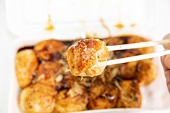 トロトロたこ焼き,たこ焼き,たこやき,タコヤキ,とろとろ,大阪名物,粉もん,小麦粉,青のり,かつお節,ソース,ソウルフード,日本料理,日本食,和食,アツアツ,あつあつ,熱々,たこ,タコ,ファーストフード,ファストフード,フルサイズ撮影,祭り,夏祭り,屋台,出店,露店,割り箸,割りばし,箸,japan