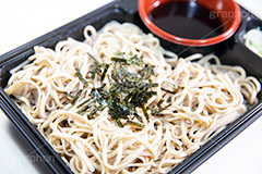 ざるそば,もりそば,せいろそば,せいろ,ソバ,蕎麦,そば,だし,出汁,ダシ,蕎麦粉,日本料理,日本食,和食,つゆ,蕎麦汁,茹,冷やし,夏,麺料理,麺類,のり,海苔,きざみのり,コンビニ,総菜,フルサイズ撮影,japan