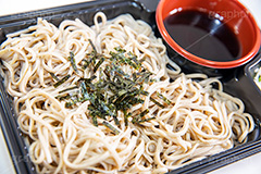 ざるそば,もりそば,せいろそば,せいろ,ソバ,蕎麦,そば,だし,出汁,ダシ,蕎麦粉,日本料理,日本食,和食,つゆ,蕎麦汁,茹,冷やし,夏,麺料理,麺類,のり,海苔,きざみのり,コンビニ,総菜,japan,フルサイズ撮影