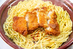 チキンのペペロンチーノ,ペペロンチーノ,ペペロンチーニ,パスタ,鶏,チキン,唐辛子,ガーリック,にんにく,ニンニク,コンビニ,スパゲティ,洋食,麺料理,麺類,pasta,フルサイズ撮影