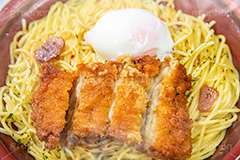 チキンのペペロンチーノ,ペペロンチーノ,ペペロンチーニ,パスタ,鶏,チキン,唐辛子,ガーリック,にんにく,ニンニク,コンビニ,スパゲティ,洋食,麺料理,麺類,温泉卵,卵,半熟,pasta,フルサイズ撮影
