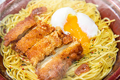 チキンのペペロンチーノ,ペペロンチーノ,ペペロンチーニ,パスタ,鶏,チキン,唐辛子,ガーリック,にんにく,ニンニク,コンビニ,スパゲティ,洋食,麺料理,麺類,温泉卵,卵,半熟,pasta,フルサイズ撮影