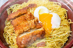 チキンのペペロンチーノ,ペペロンチーノ,ペペロンチーニ,パスタ,鶏,チキン,唐辛子,ガーリック,にんにく,ニンニク,コンビニ,スパゲティ,洋食,麺料理,麺類,温泉卵,卵,半熟,pasta,フルサイズ撮影