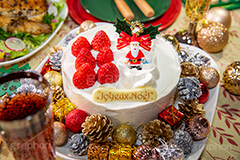 クリスマスケーキ,ケーキ,クリスマスディナー,クリスマスパーティー,クリスマス,パーティー,CHRISTMAS,party,dinner,winter,cake,cream,Santa,present,strawberry,生クリーム,クリーム,ディナー,冬,フルサイズ撮影,オーナメント,コーディネート,サンタ,サンタクロース,ヒイラギ,ひいらぎ,松ぼっくり,プレゼント,いちご,イチゴ,苺