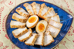 おつまみチャーシュー,つまみ,おつまみ,焼き豚,焼豚,ポーク,チャーシュー,肉,豚肉,脂,たまご,卵,味玉,煮卵,惣菜,お惣菜,おかず,フルサイズ撮影