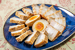 おつまみチャーシュー,つまみ,おつまみ,焼き豚,焼豚,ポーク,チャーシュー,肉,豚肉,脂,たまご,卵,味玉,煮卵,惣菜,お惣菜,おかず,フルサイズ撮影