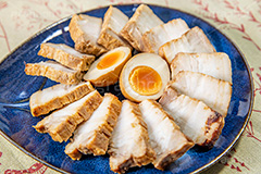 おつまみチャーシュー,つまみ,おつまみ,焼き豚,焼豚,ポーク,チャーシュー,肉,豚肉,脂,たまご,卵,味玉,煮卵,惣菜,お惣菜,おかず,フルサイズ撮影