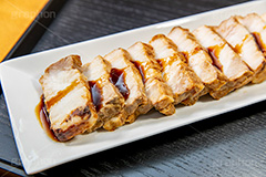 おつまみチャーシュー,つまみ,おつまみ,焼き豚,焼豚,ポーク,チャーシュー,肉,豚肉,脂,タレ,惣菜,お惣菜,おかず,フルサイズ撮影