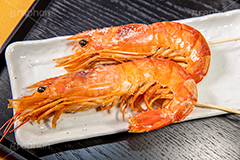 海老の串焼き,車海老の姿焼き,車海老,えび,エビ,海老,姿焼き,魚介,シーフード,甲殻類,焼き,塩,つまみ,おつまみ,串,shrimp,seafood,フルサイズ撮影