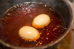 煮卵,味玉,卵,たまご,タマゴ,煮る,和食,日本食,つまみ,おつまみ,鍋,泡,キッチン,台所,調理,料理,kitchen,egg,japan,フルサイズ撮影