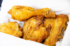 フライドチキン,チキン,フライ,鶏,もも,ジューシー,揚げ,ファーストフード,ファストフード,洋食,サクサク,脂,脂質,肉,chicken,フルサイズ撮影