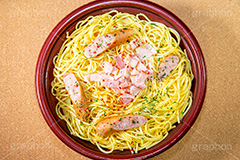 コンビニ・ペペロンチーノ,パスタ,ペペロンチーノ,ペペロンチーニ,ガーリック,にんにく,ニンニク,ベーコン,ソーセージ,ウィンナー,コンビニ,洋食,麺料理,麺類,フルサイズ撮影