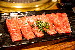 焼肉,焼き肉,やきにく,焼肉の準備,準備,焼く,にく,肉,網,食べ放題,肉食,直火,タレ,カルビ,生肉,ごま,ゴマ,ねぎ,ネギ,フルサイズ撮影