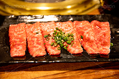 焼肉,焼き肉,やきにく,焼肉の準備,準備,焼く,にく,肉,網,食べ放題,肉食,直火,タレ,カルビ,生肉,ごま,ゴマ,ねぎ,ネギ,フルサイズ撮影