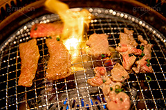 カルビの油で燃え上がる焼肉,焼き肉,焼肉,焼き肉,やきにく,焼く,にく,肉,網,食べ放題,肉食,直火,タレ,漬けだれ,炎,火,煙,カルビ,松坂牛,霜降り,ねぎ,ネギ,フルサイズ撮影