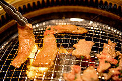 カルビの油で燃え上がる焼肉,焼き肉,焼肉,焼き肉,やきにく,焼く,にく,肉,網,食べ放題,肉食,直火,タレ,漬けだれ,炎,火,煙,カルビ,松坂牛,霜降り,ねぎ,ネギ,トング,フルサイズ撮影