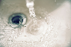 蛇口の水,水しぶき,泡,蛇口,水滴,水,水道,節水,散水,排水口,飲み水,流れ,波紋,透明,節水,1/8000,water,フルサイズ撮影
