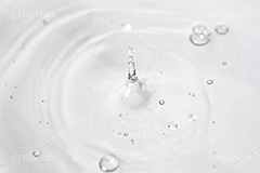 波紋,水しぶき,泡,蛇口,水滴,水,テクスチャ,テクスチャー,水道,節水,散水,排水口,飲み水,流れ,跳ね,飛ぶ,透明,クリア,白黒,モノトーン,モノクロ,水系,1/8000,water,monochrome,texture