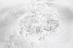 波紋,水しぶき,泡,蛇口,水滴,水,テクスチャ,テクスチャー,水道,節水,散水,排水口,飲み水,流れ,跳ね,飛ぶ,透明,クリア,白黒,モノトーン,モノクロ,水系,1/8000,water,monochrome,texture