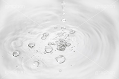 波紋,水しぶき,泡,蛇口,水滴,水,テクスチャ,テクスチャー,水道,節水,散水,排水口,飲み水,流れ,跳ね,飛ぶ,透明,クリア,白黒,モノトーン,モノクロ,水系,1/8000,water,monochrome,texture,フルサイズ撮影
