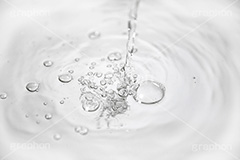 波紋,水しぶき,泡,蛇口,水滴,水,テクスチャ,テクスチャー,水道,節水,散水,排水口,飲み水,流れ,跳ね,飛ぶ,透明,クリア,白黒,モノトーン,モノクロ,水系,1/8000,water,monochrome,texture,フルサイズ撮影