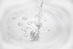 波紋,水しぶき,泡,蛇口,水滴,水,テクスチャ,テクスチャー,水道,節水,散水,排水口,飲み水,流れ,跳ね,飛ぶ,透明,クリア,白黒,モノトーン,モノクロ,水系,1/8000,water,monochrome,texture,フルサイズ撮影