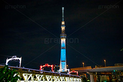 隅田川の夜景,隅田公園,隅田川,台東区,ライトアップ,夜,夜景,浅草,スカイツリー,東京スカイツリー,タワー,塔,祝,令和バージョン,令和,紅白,隅田川橋梁ライトアップ,橋梁,線路,架線,asakusa,night,tower,japan,skytree