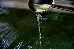 お水舎,手洗い場,手洗い,おみずや,手水舎,ちょうずや,ちょうずしゃ,てみずや,てみずしゃ,手水,作法,境内,神,参拝,柄杓,水,水滴,水しぶき,water,japan