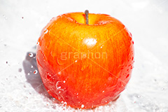 フレッシュアップル,アップル,りんご,リンゴ,林檎,フルーツ,フレッシュ,新鮮,夏,水しぶき,泡,水滴,散水,洗う,弾ける,勢い,清涼,爽やか,1/8000,water,apple,fruit,fresh,summer