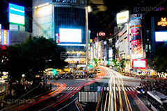 渋谷スクランブル交差点,渋谷,しぶや,ハチ公,観光,交差点,渋谷駅,駅前,スクランブル,外国人,海外,道玄坂,横断歩道,信号,雑踏,都会の雑踏,夜,夜景,光線,光跡,レーザービーム,繫華街,夜の街,夜の町,shibuya,japan,フルサイズ撮影