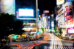 渋谷スクランブル交差点,渋谷,しぶや,ハチ公,観光,交差点,渋谷駅,駅前,スクランブル,外国人,海外,道玄坂,横断歩道,信号,雑踏,都会の雑踏,夜,夜景,光線,光跡,レーザービーム,繫華街,夜の街,夜の町,shibuya,japan,フルサイズ撮影