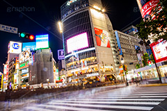 渋谷スクランブル交差点,渋谷,しぶや,ハチ公,観光,交差点,渋谷駅,駅前,スクランブル,外国人,海外,道玄坂,横断歩道,信号,雑踏,都会の雑踏,夜,夜景,繫華街,夜の街,夜の町,shibuya,japan,フルサイズ撮影