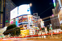 渋谷スクランブル交差点,渋谷,しぶや,ハチ公,観光,交差点,渋谷駅,駅前,スクランブル,外国人,海外,道玄坂,横断歩道,信号,雑踏,都会の雑踏,夜,夜景,光線,光跡,レーザービーム,繫華街,夜の街,夜の町,shibuya,japan,フルサイズ撮影