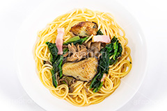 キノコと茄子の和風パスタ,キノコ,きのこ,茄子,ナス,和風,ほうれん草,ホウレンソウ,醤油,パスタ,ベーコン,洋食,麺料理,麺類,フルサイズ撮影,pasta