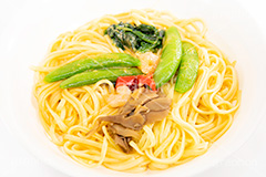 クリームパスタ,リングイネ,クリーム,パスタ,赤ピーマン,ほうれん草,ホウレンソウ,ベシャメルソース,コク,えび,えんどう豆,まいたけ,洋食,麺料理,麺類,フルサイズ撮影,pasta,cream