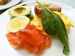 スクランブルエッグ,エッグ,卵,たまご,タマゴ,玉子,炒り卵,パン,トースト,サーモン,アボカド,アボガド,朝食,ブレックファースト,カフェ,女子,女子力,洋食,バケット,bucket,bread,スマホ撮影
