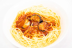 茄子のミートソースパスタ,ミートソースパスタ,ミートソーススパゲティ,ミートソース,ミート,ひき肉,なす,茄子,ソース,パスタ,オイル,油,高カロリー,カロリー,洋食,麺料理,麺類,フルサイズ撮影,pasta
