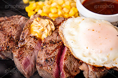ステーキ,鉄板,肉,肉食,目玉焼き,玉子,コーン,ビーフ,あつあつ,熱々,牛肉,焦げ,焼き,にんにく,ニンニク,ガーリック,レア,脂,脂質,スタミナ,洋食,タレ,meat,steak,garlic,beef,corn