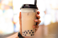 タピオカミルクティー,タピオカティー,タピオカ,ミルクティー,ティー,紅茶,お茶,飲料,流行り,台湾,デンプン,粒々,甘い,タピ,カップ,ストロー,スイーツ,デザート,ドリンク,黒蜜,drink,dessert,tapioca,milktea,フルサイズ撮影