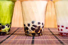 タピオカミルクティー,タピオカティー,タピオカ,ミルクティー,ティー,紅茶,お茶,抹茶,飲料,流行り,台湾,デンプン,粒々,甘い,タピ,カップ,スイーツ,デザート,ドリンク,黒蜜,水滴,結露,drink,dessert,tapioca,milktea,フルサイズ撮影