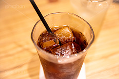 コーラ,ソフトドリンク,飲み,飲み物,飲料,冷,ジュース,ドリンク,炭酸,居酒屋,カフェ,レストラン,ストロー,清涼,氷,soda,cider,cola,cafe,restaurant,フルサイズ撮影