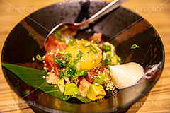 海鮮ユッケ,ユッケ,ゆっけ,海鮮,シーフード,刺身,マグロ,アボカド,生卵,黄身,ねぎ,ネギ,葱,混ぜる,スプーン,つまみ,おつまみ,居酒屋,和食,日本食,日本料理,japan,フルサイズ撮影
