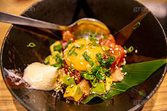 海鮮ユッケ,ユッケ,ゆっけ,海鮮,シーフード,刺身,マグロ,アボカド,生卵,黄身,ねぎ,ネギ,葱,混ぜる,スプーン,つまみ,おつまみ,居酒屋,和食,日本食,日本料理,japan,フルサイズ撮影