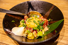 海鮮ユッケ,ユッケ,ゆっけ,海鮮,シーフード,刺身,マグロ,アボカド,生卵,黄身,ねぎ,ネギ,葱,混ぜる,スプーン,つまみ,おつまみ,居酒屋,和食,日本食,日本料理,japan,フルサイズ撮影