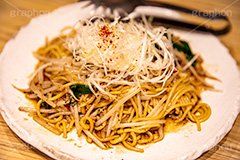ピリ辛焼きそば,焼きそば,ヤキソバ,やきそば,粉もん,小麦粉,ソース,ソウルフード,辛い,日本料理,日本食,和食,居酒屋,つまみ,おつまみ,もやし,白髪ねぎ,ネギ,ねぎ,唐辛子,ニラ,醤油,しょうゆ,炒め,麺類,国民食,香ばしい,japan,フルサイズ撮影